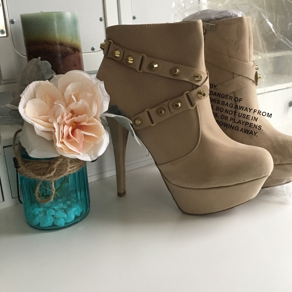 Dollhouse platform tan heel pumps. New. Size 8.